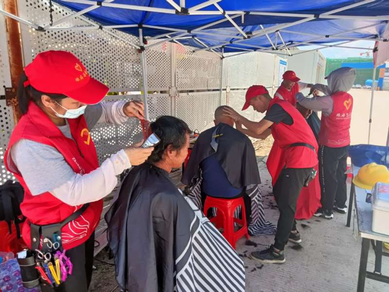 愛(ài)心義剪送上門！他們?yōu)?00多名建設(shè)者解決“頭等”煩惱